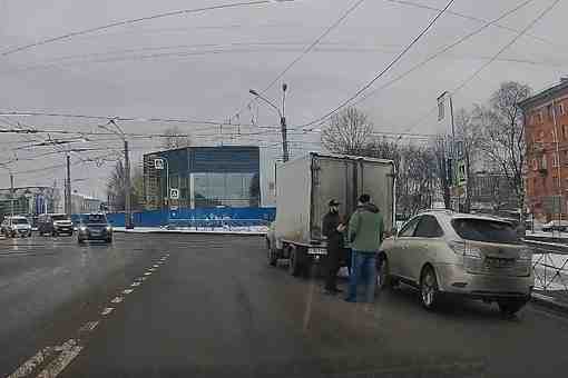 На Днепропетровской улице….. Lexus торпедировал ГАЗэль, а та взбрыкнула и в такси Яндекса вошла