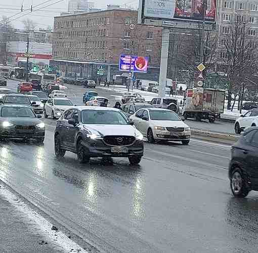Форд и Шкода в сторону Ивановской улицы. Стоят на трамвайных путях. Может быть пробка…