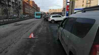 На проспекте Юрия Гагарина Бирюзовый 225, собрал четыре припаркованные автомобиля. По всей видимости водитель…