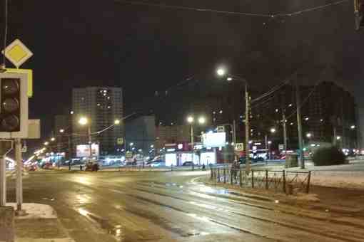 Не работает светофор на перекрёстке улицы Колонтай и Искровского проспекта