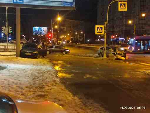 В 05:45 на перекрёстке улицы Есенина и проспекта Луначарского столкнулись 2 машины