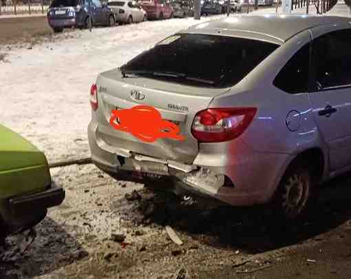 20 февраля в мою машину припаркованную недалеко от ст. м. Комендантский проспект кто-то врезался….