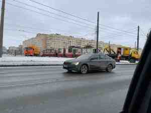 Трамвай сошел с рельсов на Петергофском шоссе, движение 36 трамвая полностью остановлено, 60 трамвай…