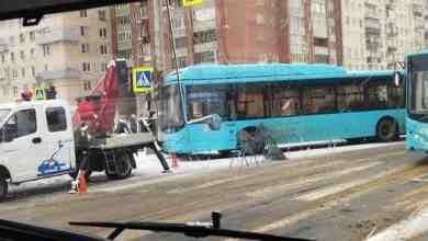 В городе Колпино автобус занесло в светофор, на пересечение улицы Веры Слуцкой и Пролетарской