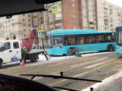 В городе Колпино автобус занесло в светофор, на пересечение улицы Веры Слуцкой и Пролетарской