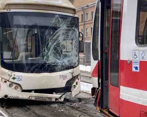 Автобус догнал трамвай на Лиговском у Курской
