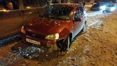 На проспекте Косыгина машина въехала в неубраную кучу снега