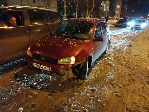 На проспекте Косыгина машина въехала в неубраную кучу снега
