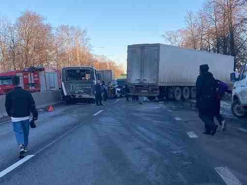 Фуру в кювет отправил на Московском шоссе водитель грузовика с признаками САО. Между Шушарами…