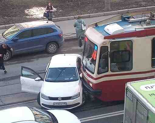 Фольксваген попал под трамвай на проспекте Обуховской обороны у домаи 217