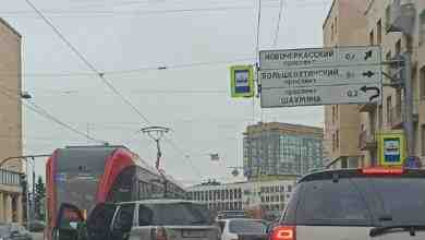 Авария на Среднеохтинском проспекте с тремя участниками. Стоит левый ряд + трамваи. Третий участник…