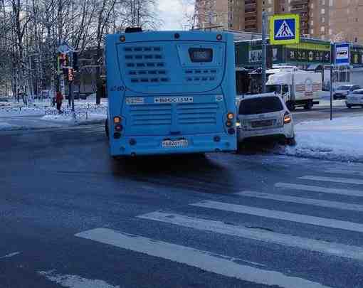 Лада Калина залезла под автобус и въехала в столб на перекрестке Тимуровской и Ушинского