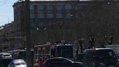 На перекрестке Типанова и Ленсовета водитель подлез под трамвай