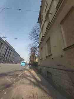 Суворовский, 63а. Ещё с прошлой недели осыпается фасад. А там остановка общественного транспорта