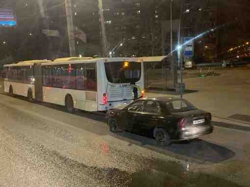 Вчера поздним вечером мужчина на Ланосе въехал в остановившийся автобус на остановке у перекрестка…