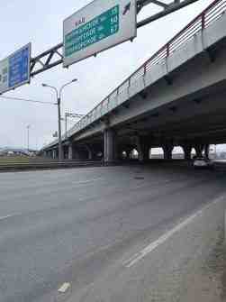 Нет крышки у люка на Московском шоссе под КАД, в сторону Москвы