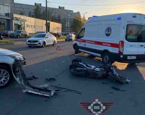 Мотоциклист повредил ногу столкнувшись с Фордом на перекрёстке улицв Кржижановского и проспекта Солидарности. Пилоту…