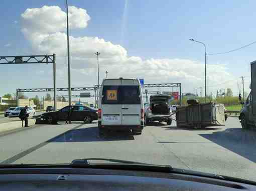 Прицеп не выдержал торможения на Московском шоссе из города, напротив поворота на Славянку
