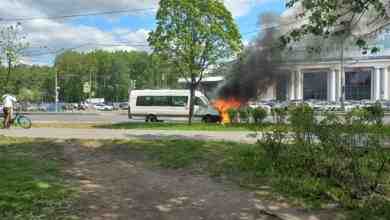 Примерно в 12:30 возле метро Дыбенко загорелся микроавтобус. В микроавтобусе марки «Фольксваген» горел моторный…