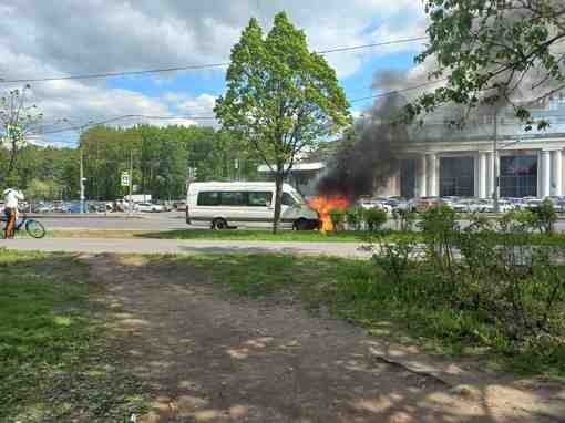 Примерно в 12:30 возле метро Дыбенко загорелся микроавтобус. В микроавтобусе марки «Фольксваген» горел моторный…