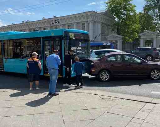 Авария на Невском проспекте и Караванной улице. Автобус подбил Мазду