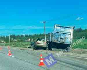 Около девяти часов утра на Терпилицком шоссе в городе Волосово столкнулись грузовик «Вольво» и…