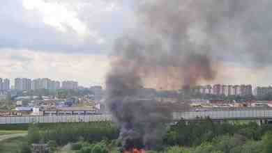 Кто-то сжёг какой-то хлам у съезда на Октябрьскую набережную, перед вантовым мостом
