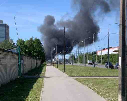 Бытовки горят на площади 300 кв. метров на Финляндской улицеу дома 38 в Колпине…