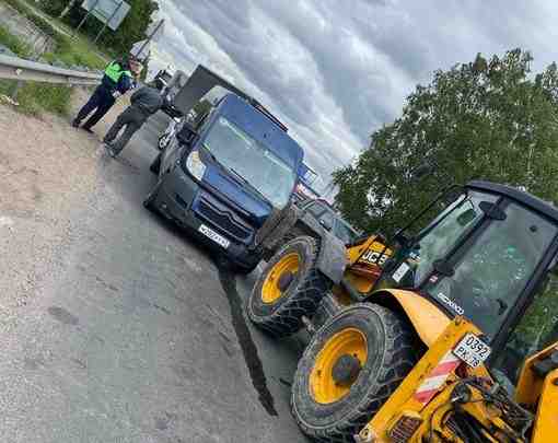 Трактор и Ситроен тюкнулись на выезде с Ленсоветовской на Московское шоссе