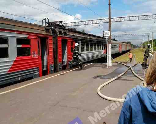 Один из вагонов электрички, шедшей из Луги в Петербург, загорелся сегодня на станции Строганово…