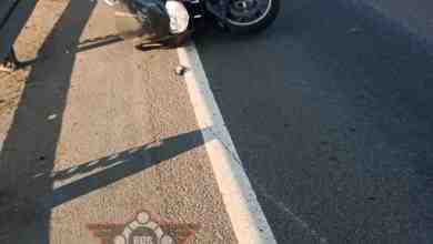 Мотоциклист поскользнулся на разлитом машинном масле при съезде с КАД на Софийскую улицу !