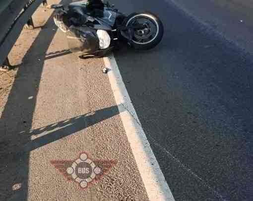 Мотоциклист поскользнулся на разлитом машинном масле при съезде с КАД на Софийскую улицу !