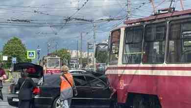 Встреча с трамваем на перекрёстке Луначарского и Культуры