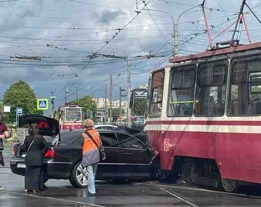 Встреча с трамваем на перекрёстке Луначарского и Культуры