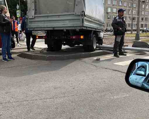 Газель сбила светофор на пересечении улицы Новоселов и Дальневосточного