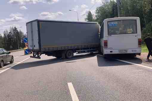 На Московском шоссе, возле Ульяновки, один водитель решил развернуться, а водитель маршрутки не предприняв…