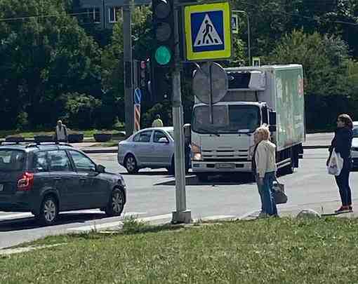 На пересечении Искровского и Дыбенко легковушка столкнулась с грузовичком