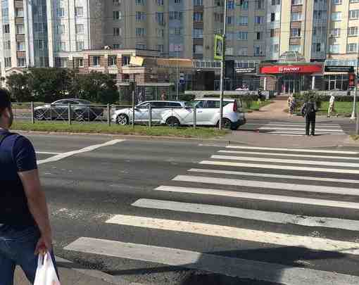 На Ленинском проспекте за Максидомом,на светофоре, притерлись Киа Соул и Фольксваген