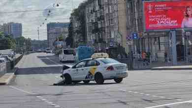 На Заневской площади 2 машины самовыпилились тем самым повышая спрос на такси 🤪