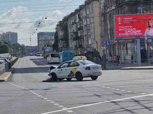 На Заневской площади 2 машины самовыпилились тем самым повышая спрос на такси 🤪