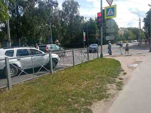 Два автомобиля на пересечении Оранжерейной и Ленинградской