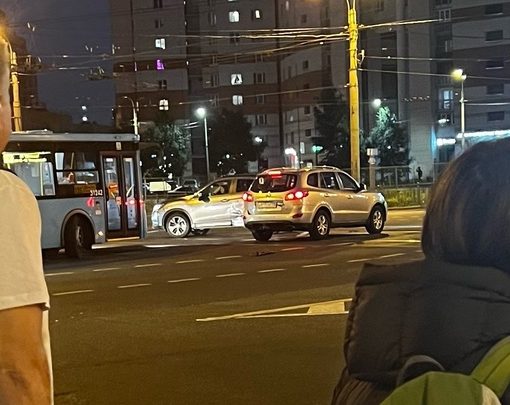 Авария на перекрестке возле метро «Комендантский проспект»