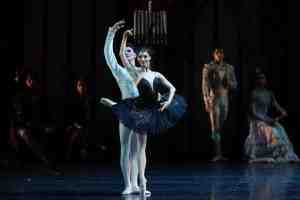 Попасть на культовый балет «Лебединое озеро» в БДТ можно со скидкой 30% Постановка на…