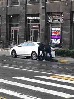 На Исполкомской улице, Доставщик на табуретке не справился с управлением и залетел под такси….