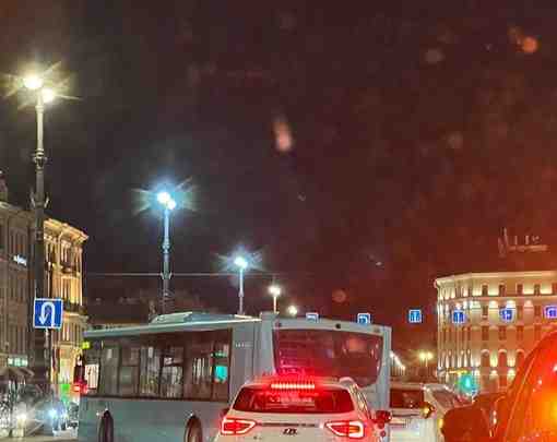 Напротив метро пл. Восстания голубой автобус и легковушки участвуют в ДТП