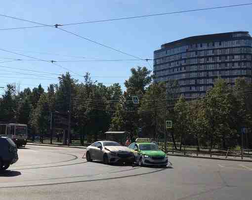Мерседес и такси столкнулись на перекрестке Пискаревского и Полюстровского