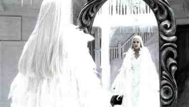 В белоснежном одеяние Стоит прекраснейшая дева Это прекрасное создание — Есть ледяная королева. Глазами…
