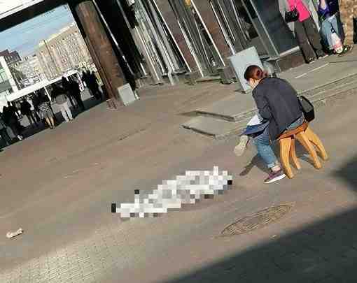 На Балканской площади накрытое тело мужчины. Что произошло неизвестно