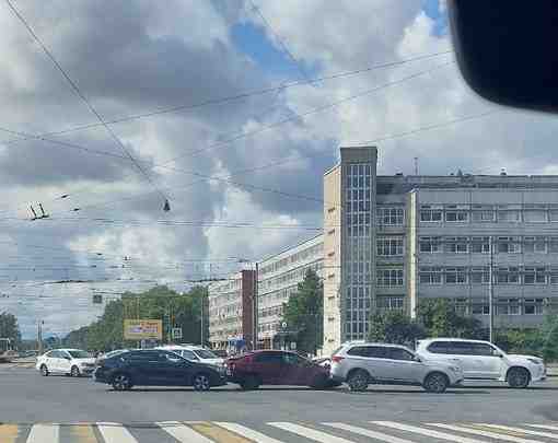 Тройничок на перекрёстке Бухарестской и Салова