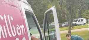 Микроавтобус сбил начальника отдела благоустройства МО Финляндский округ, который фиксировал парковку на газоне и…